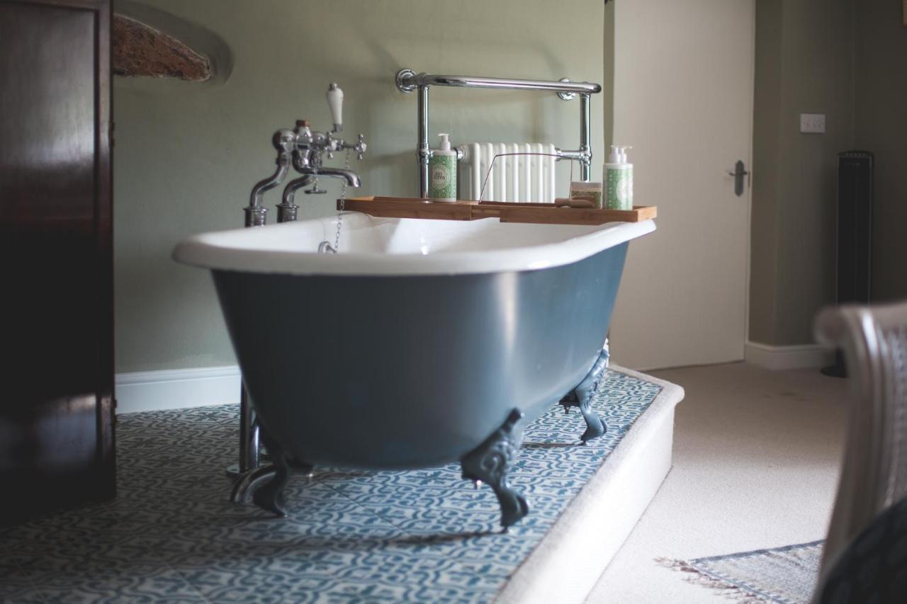 The George Inn Barford St Michael Exteriör bild A freestanding bathtub