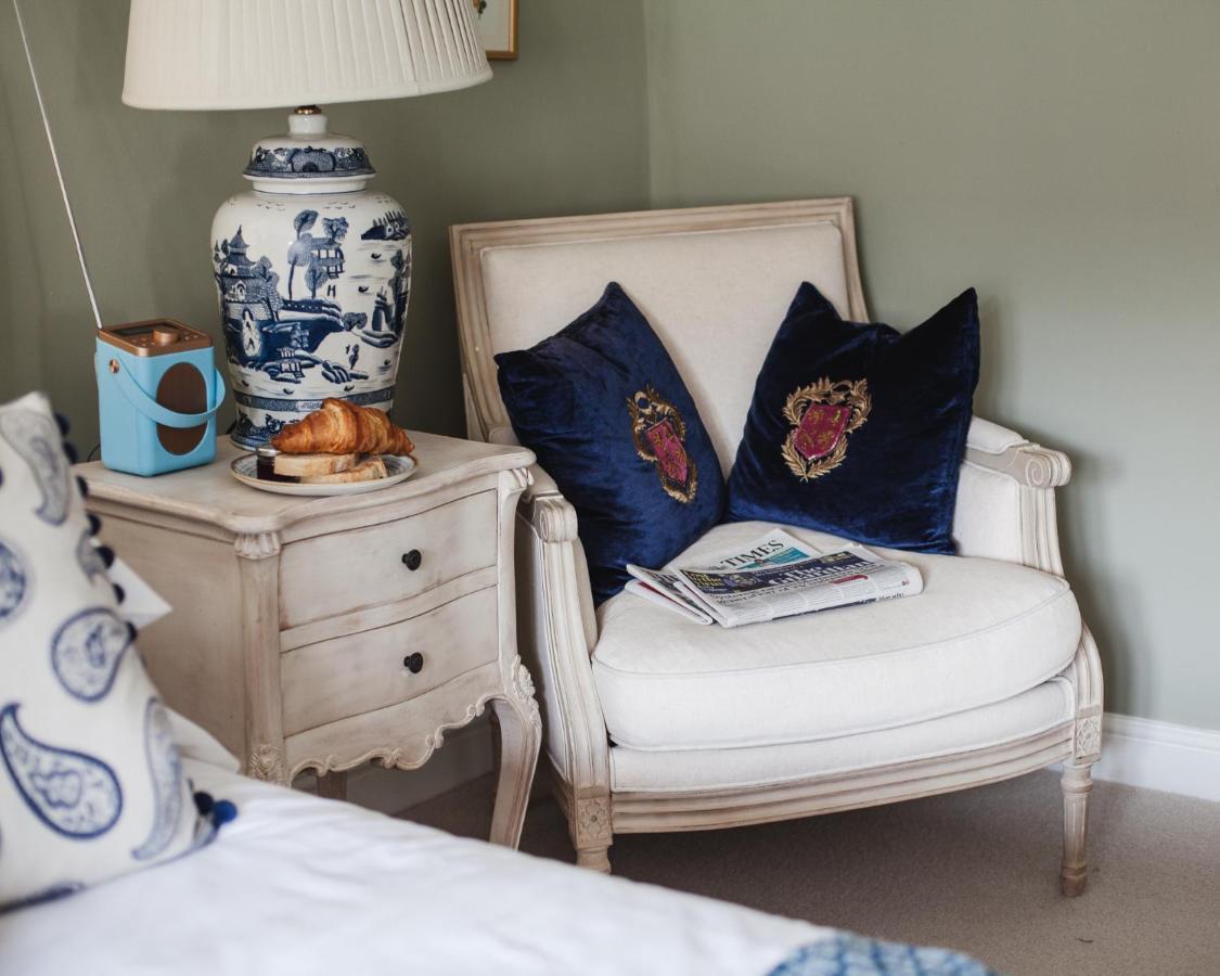 The George Inn Barford St Michael Exteriör bild A blue and white room