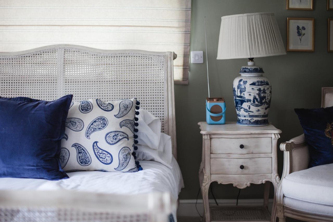 The George Inn Barford St Michael Exteriör bild A bedroom with a blue and white colour scheme
