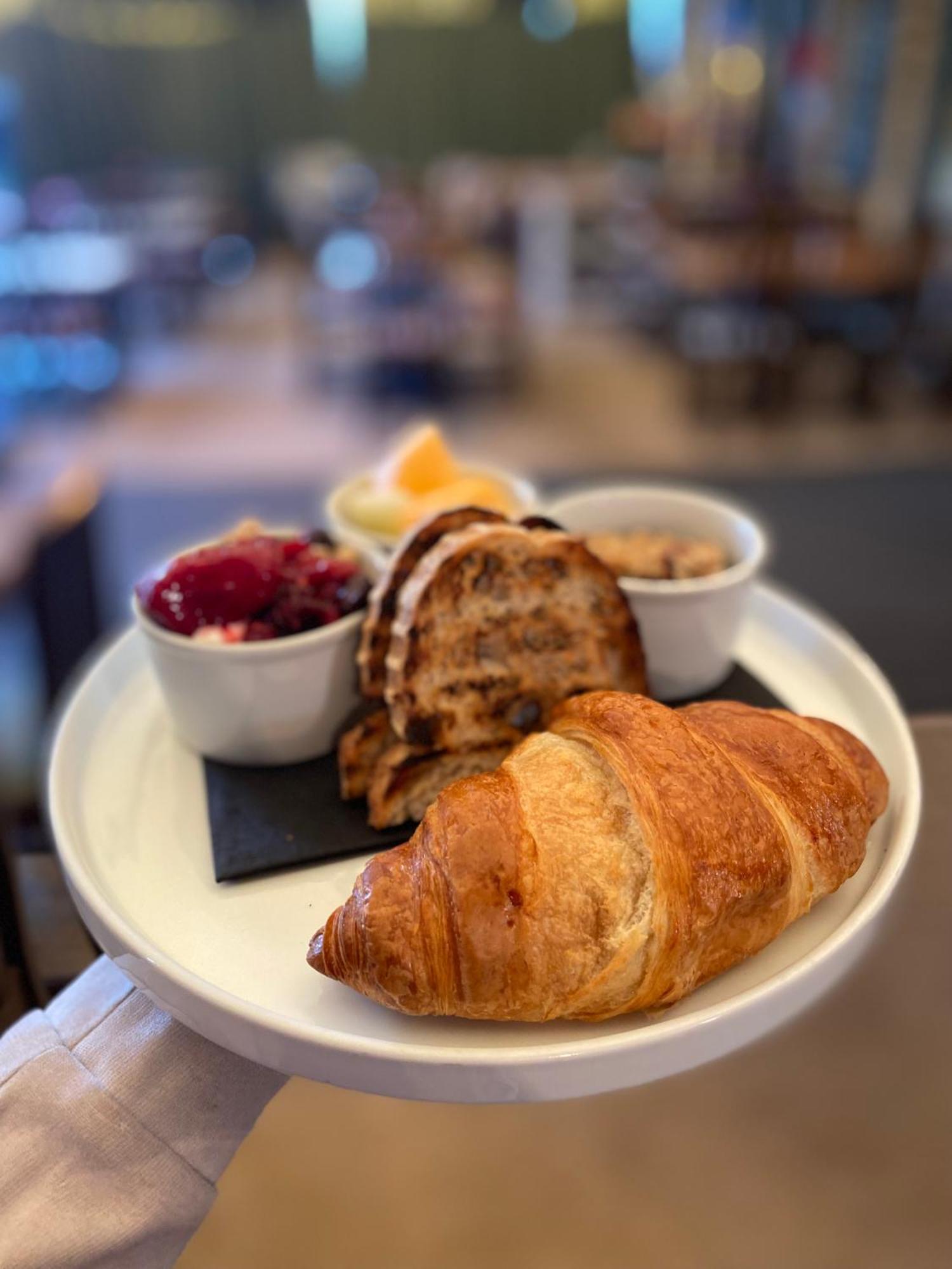 The George Inn Barford St Michael Exteriör bild Croissant and jam