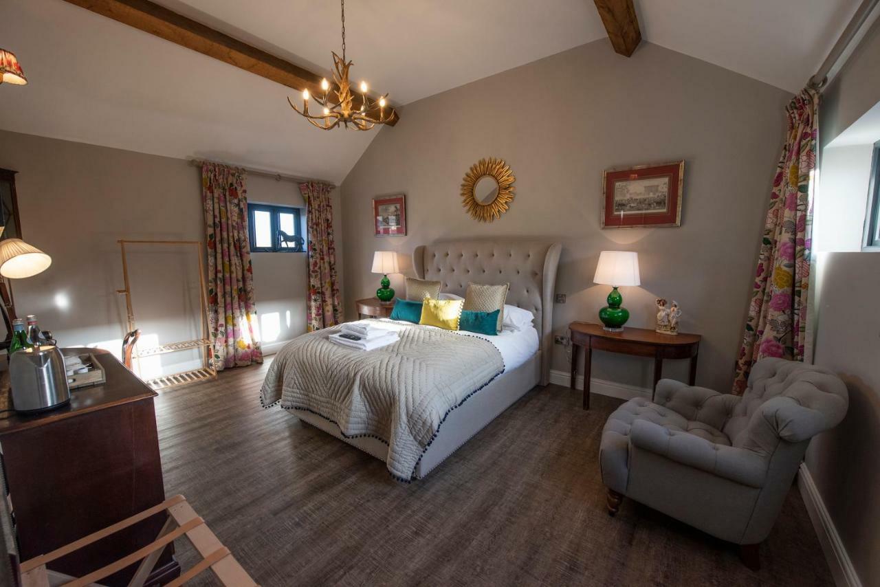 The George Inn Barford St Michael Exteriör bild The bedroom at The Old School House