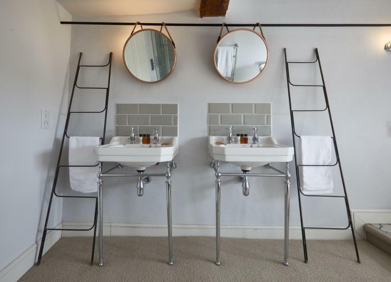 The George Inn Barford St Michael Exteriör bild Bathroom at The Swan